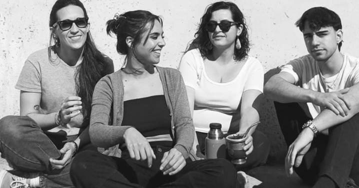 Romeluz: el cuarteto que pone voz a la actualidad presenta «Parte del tiempo» en Plottier