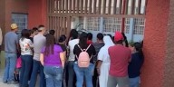 Horror en una escuela: mujer herida por una estudiante de 12 años con un hacha, según autoridades