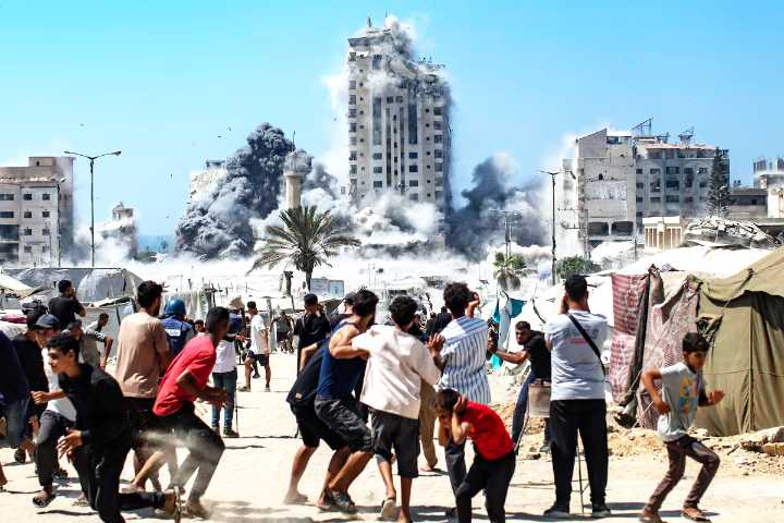 Israel intensifica bombardeos y derriba otro edificio en Ciudad de Gaza