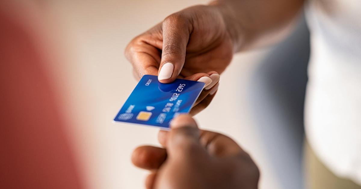 Estadounidenses ahorrarían $100,000 millones si se limitaran las tasas de tarjetas de crédito