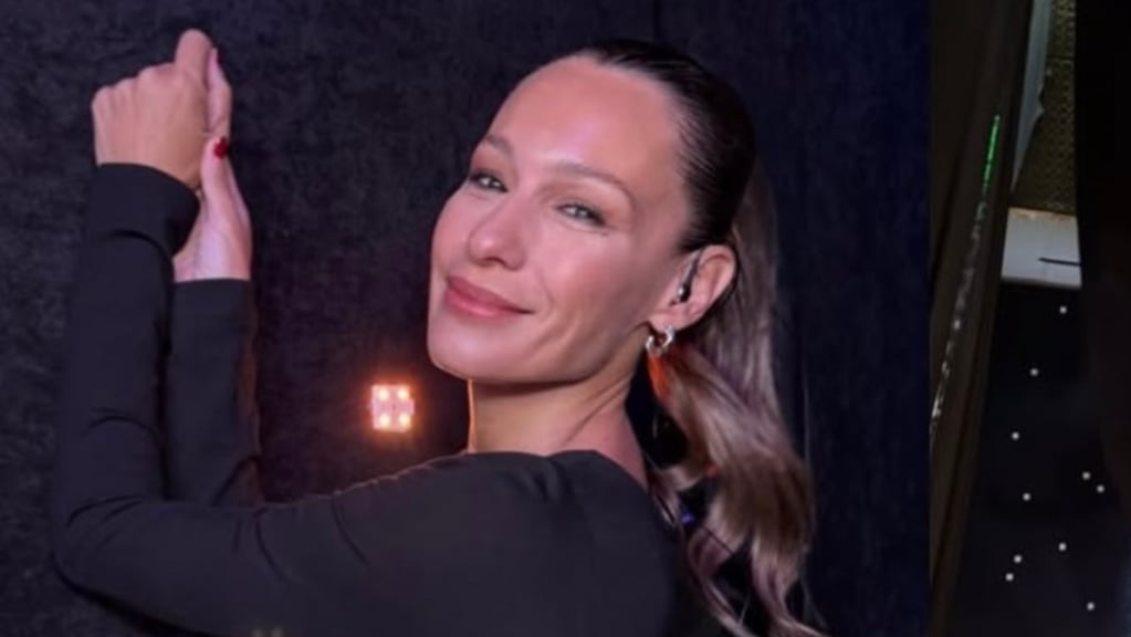 Pampita volvió a la tele con un jugado minivestido acordonado