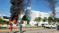 Queman camionetas frente a Palacio de Justicia de Iguala