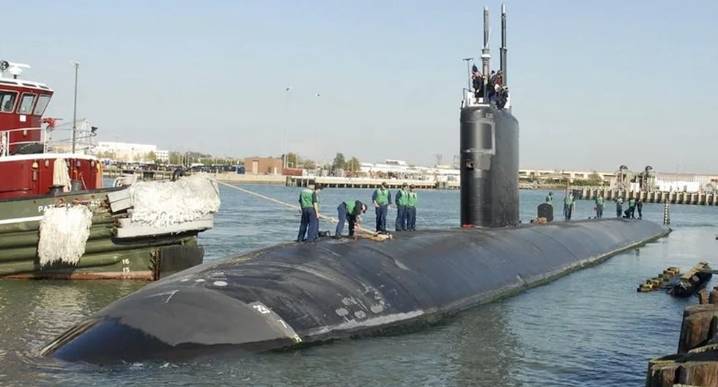 Donald Trump dice que desplegó submarinos nucleares frente a Rusia porque "nos amenazó un poco" 