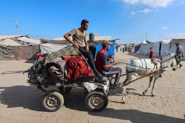 Sin donde refugiarse, desplazados en Gaza regresan a su ciudad bajo asedio