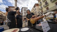 Más de 300 cortadores aficionados filetean en Teruel 28 jamones para impulsar el producto