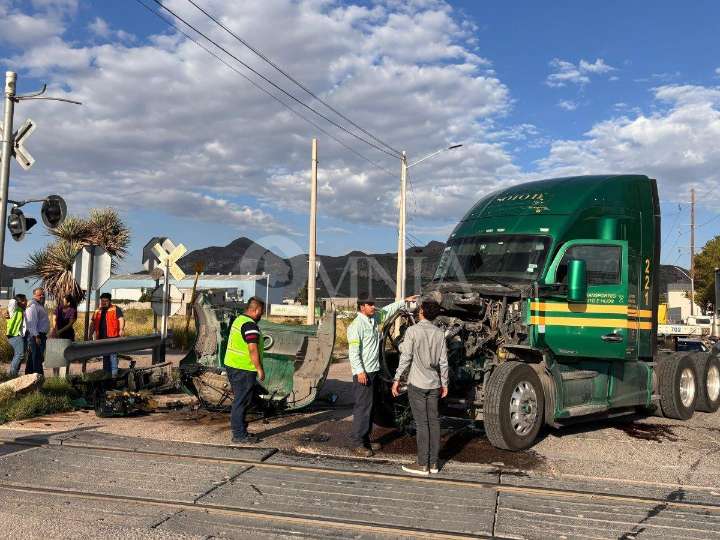 Tráiler impacta con el tren en la avenida Juan Escutia; conductor resulta ileso