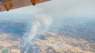 Más de 50 efectivos luchan contra el incendio del embalse de Teliarán en Calañas durante la noche