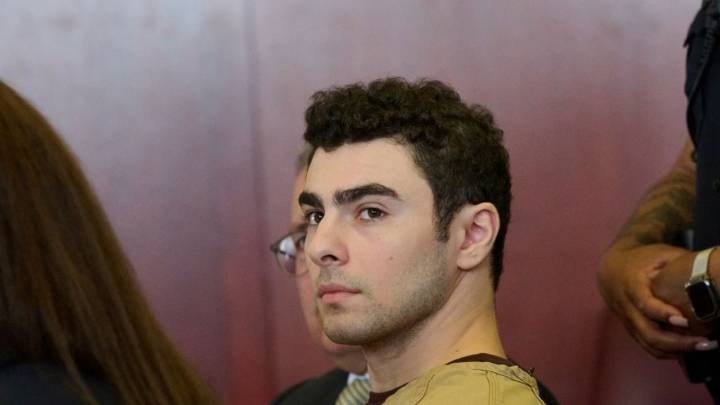Un juez de Nueva York desestimó los cargos de terrorismo en contra de Luigi Mangione
