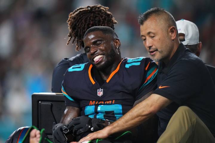 Deadspin | Dolphins WR Tyreek Hill out after gruesome knee injury vs. Jets