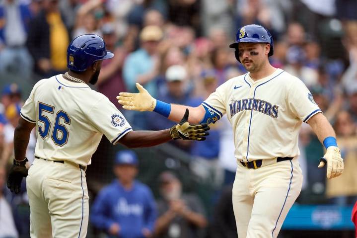 Deadspin | Mariners' Cal Raleigh hits 54th homer, ties Mickey Mantle's switch-hitter mark