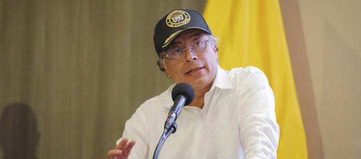 Petro afirma que hay que traer la Estatua de la Libertad en una operación "al estilo M