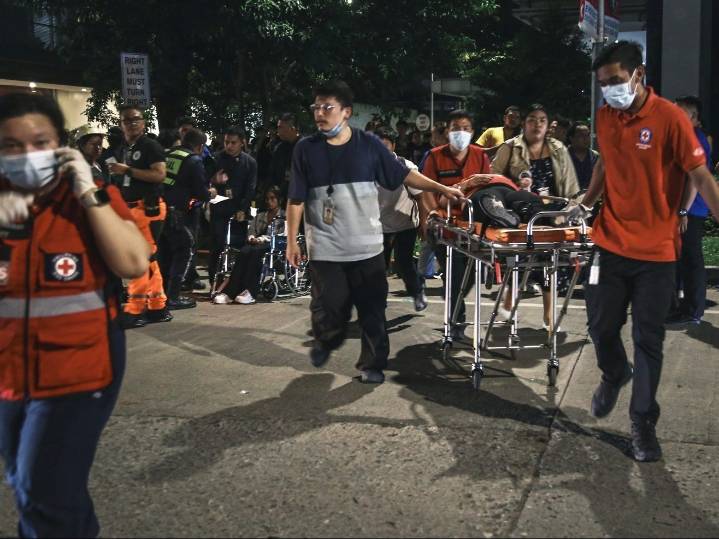 Strong earthquake kills 20 people in storm
