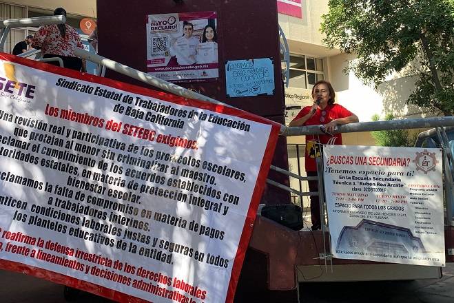 Maestros interinos reclaman adeudo en plantón; autoridades acuerdan definir fecha de pago
