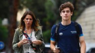 La mamá de Colapinto fue a votar en Pilar con un casco especial tras el GP de Italia