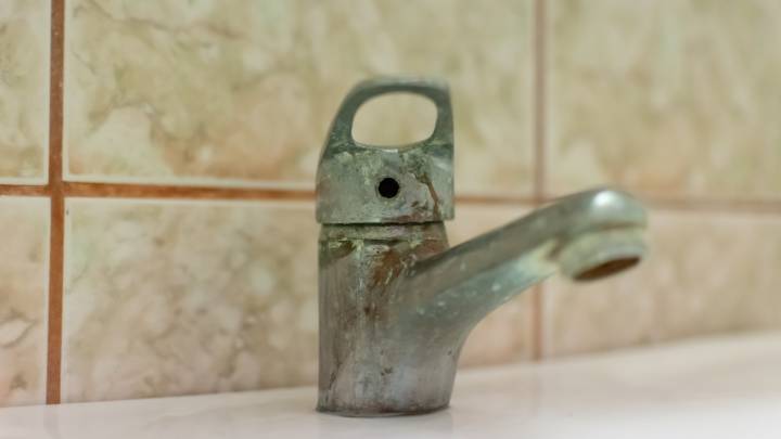 Eliminate Limescale Stains For Good Using An Unexpected Kitchen Ingredient
