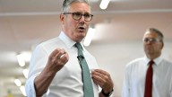 Starmer saca el hacha y remodela su Gobierno para evitar el adelanto electoral