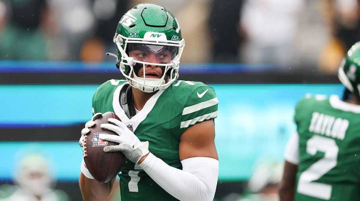 Jets’ Justin Fields is practicing, but there’s a catch