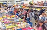 Abarrotan papelerías por compras de pánico