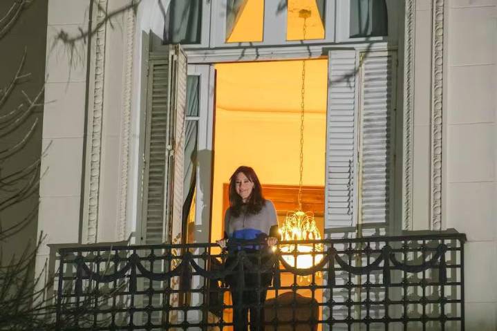 Cristina Kirchner reapareció en el balcón, saludó a la militancia y llamó a votar por Fuerza Patria