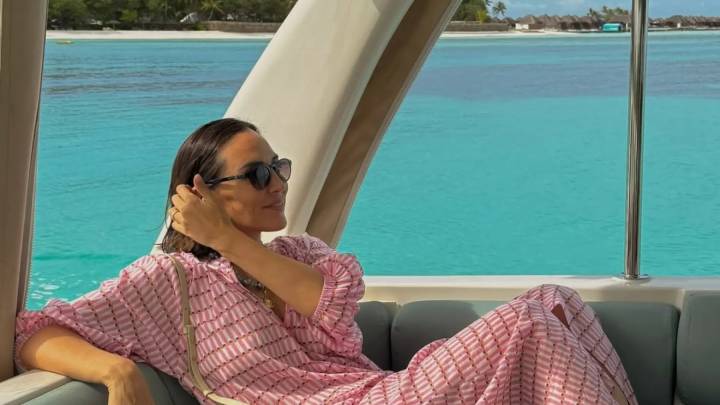 Tamara Falcó sorprende en redes con su peculiar posado de verano y recibe elogios de sus seguidores: "Belleza natural y sencilla"