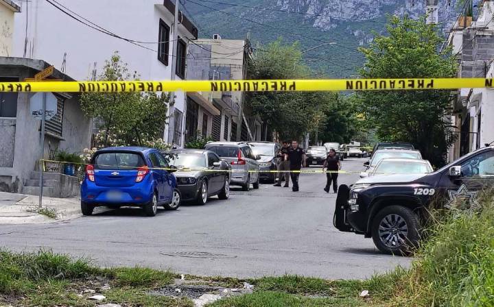 Asesinan a balazos a hombre afuera de secundaria en Santa Catarina