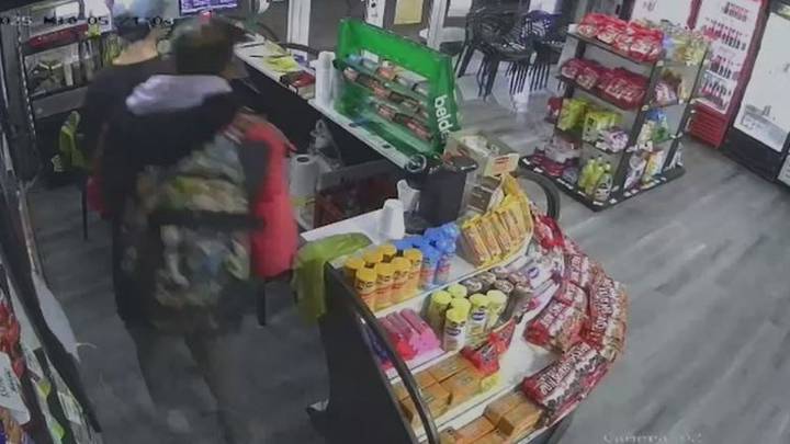 Entró de madrugada a un comercio sobre Boulevard Gálvez, redujo al empleado y vació la caja: quedó todo grabado