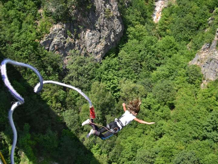 Festejaba su cumpleaños 45 saltando en bungee: mujer rusa muere tras caer de 88 metros frente a su hijo