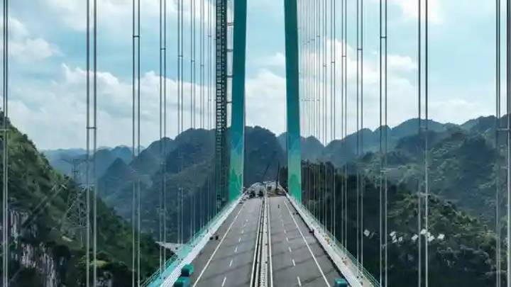 Puente más alto del mundo abre al tráfico en China