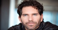 El actor Arap Bethke se suma a LuxuryLab 2025 como moderador clave