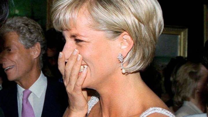 7 Minimalist ’90s Nail Designs Making a Serious Comeback