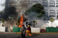 Atacan Palacio de Justicia en México tras 11 años de desaparición de alumnos de Ayotzinapa