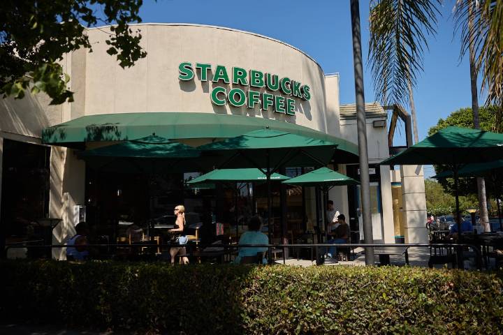 Starbucks anuncia despidos y el cierre de 400 tiendas como parte de un plan de reestructuración en Norteamércia