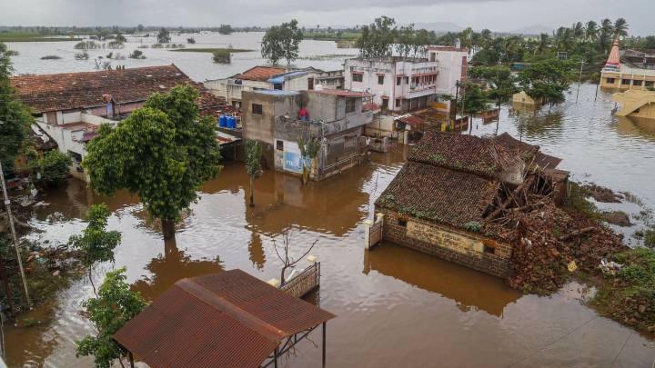 Fadnavis reviews flood-hit Jalna, Latur and Solapur; over 4,000 rescued, relief camps set up across Marathwada