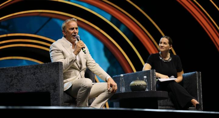 Kevin Costner inspira a becarios en México Siglo XXI con un mensaje de autenticidad y perseverancia