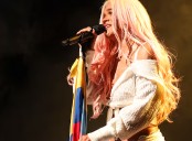 Miles de personas abarrotan la Plaza de San Pedro del Vaticano antes de histórico concierto con Karol G