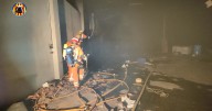 Los bomberos extinguen un incendio en una fábrica textil abandonada en Silla, Valencia