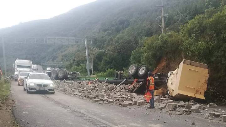 Choques y volcaduras en diversos puntos de autopista Puebla