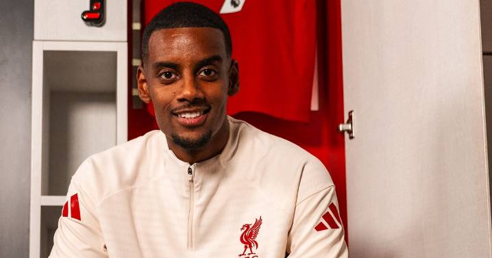 Newcastle United star sends message to Alexander Isak after Liverpool transfer