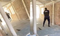 “Dejá el arma así podemos hablar”: la Policía intenta controlar a la joven atrincherada en la escuela