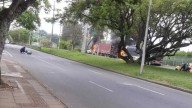 Disturbios frente a la Universidad del Valle: dos tractomulas incendiadas y una moto de un agente de Movilidad robada generan caos en el sur de Cali