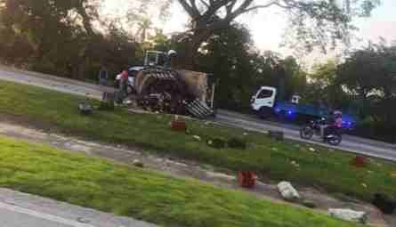 Camión de frutas volcó en la ARC y bloqueó el paso vehicular