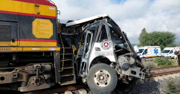 Camión de pasajeros es embestido por tren en Comonfort: Se reportan 5 fallecidos y varios lesionados