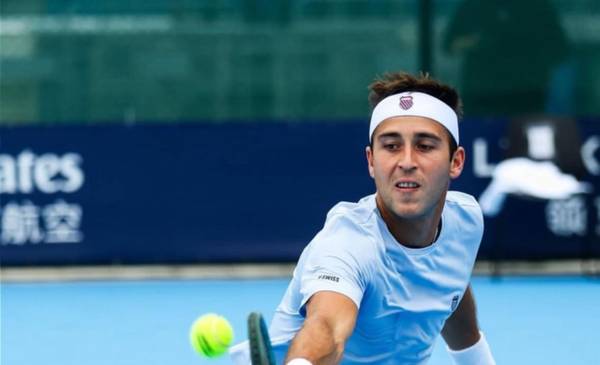 El platense Etcheverry ganó y avanzó a cuartos en ATP 250 de China