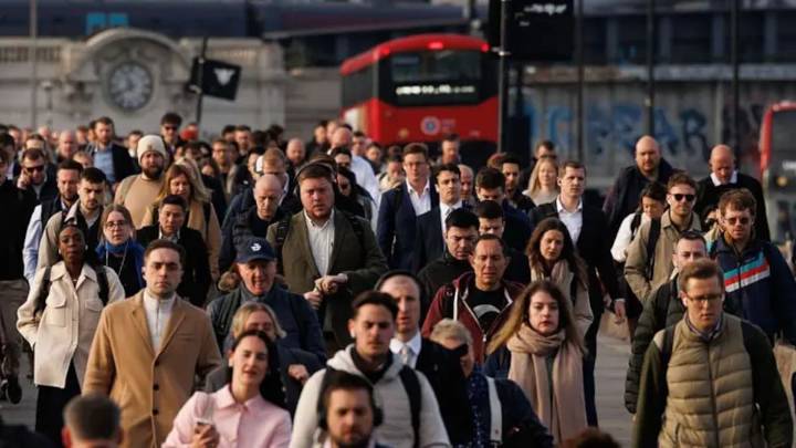 Anuncio de la ministra del Interior. Cómo Reino Unido endurecerá los requisitos para que los migrantes obtengan la residencia permanente