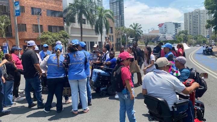 Caos vehicular en el norte de Cali por protesta de personas con discapacidad, frente al Conservatorio y el CAM