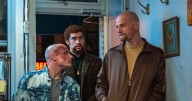 ‘Atrapado robando’: El director Aronofsky atrapa a Bad Bunny y Butler en su nuevo filme