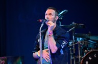 Chris Martin genera polémica por comentarios a fans israelíes durante show
