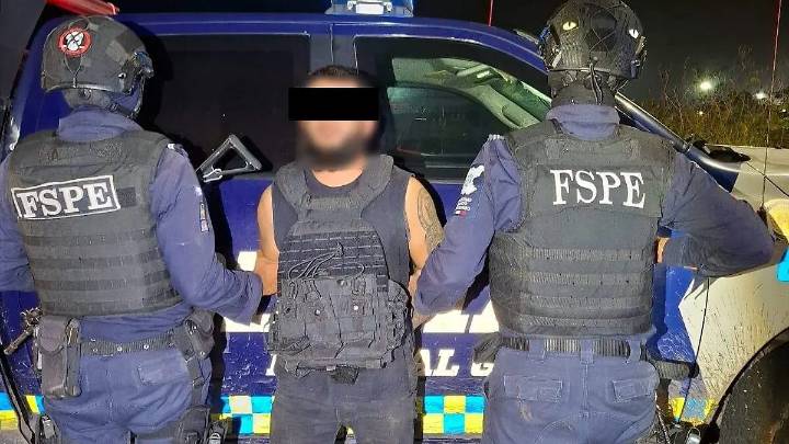 Detienen a hombre con equipo balístico, droga y ponchallantas en Salamanca