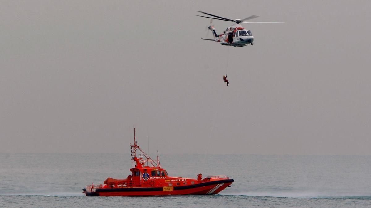 Rescatan a tres pescadores al hundirse su barco en Gandia