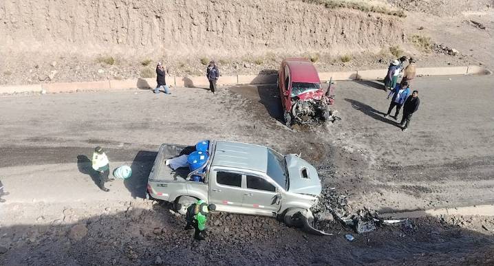 Puno: Dos fallecidos tras el choque de auto y camioneta